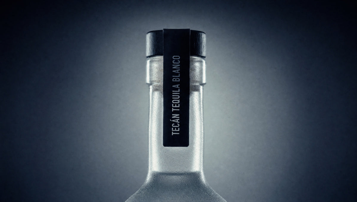 Tecán Blanco — neck, cap and label strip macro